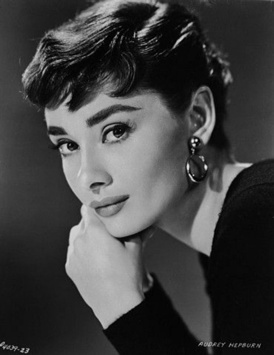 Audrey Hepburn – o femeie cu ochelari de soare, imbracata elegant