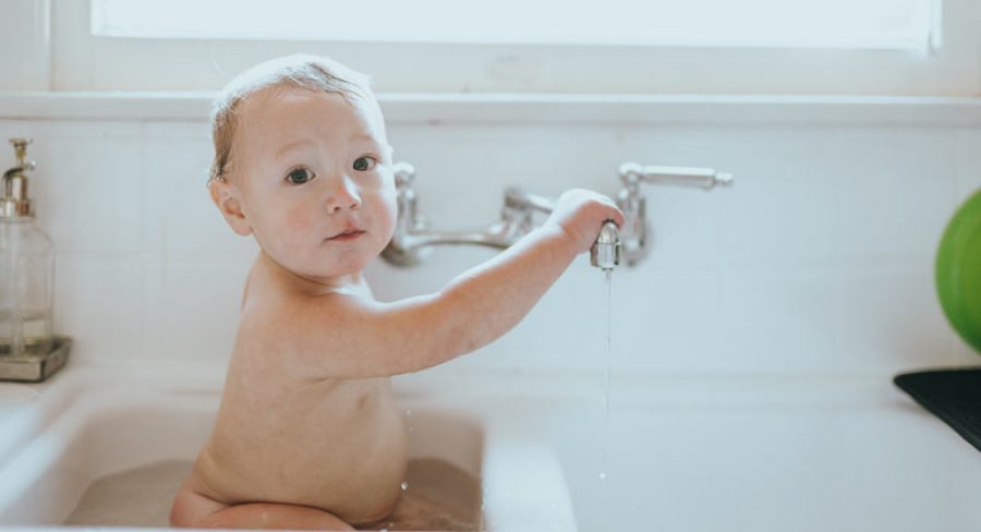 Sfaturi pentru alegerea unei cazi de baie pentru bebelusi