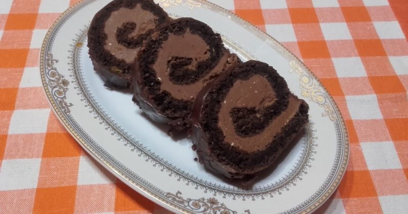 Ruladă de casă cu blat subțire și cremă de ciocolată - O rețetă simplă