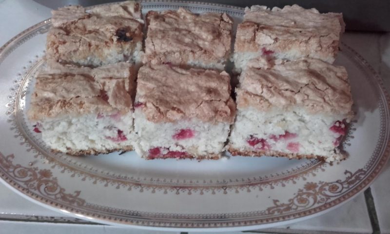 Prăjitură din albuș cu nucă de cocos și fructe - O rețetă de nota 10