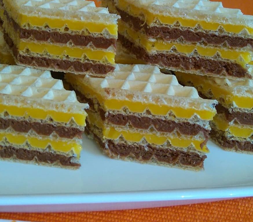 Prăjitură din foi de napolitană și cremă de nucă