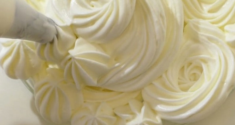 Cremă cu aromă de vanilie și coniac - un deliciu pentru torturi și prăjituri