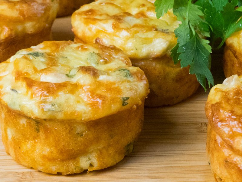 Brioșe aperitiv cu piept de pui și cașcaval. Sunt cu adevărat delicioase