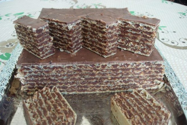 Prăjitură cu foi de napolitană