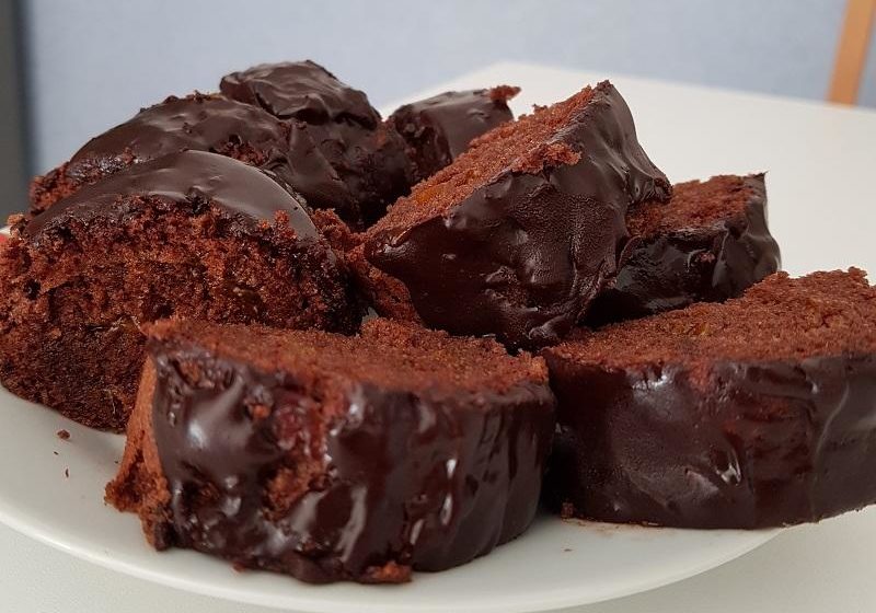 Prăjitură blat de ciocolată și dulceață de căpșuni. Este preferata soțului familiei