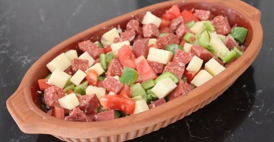 Cârnați cu legume la cuptor - o rețetă rapidă