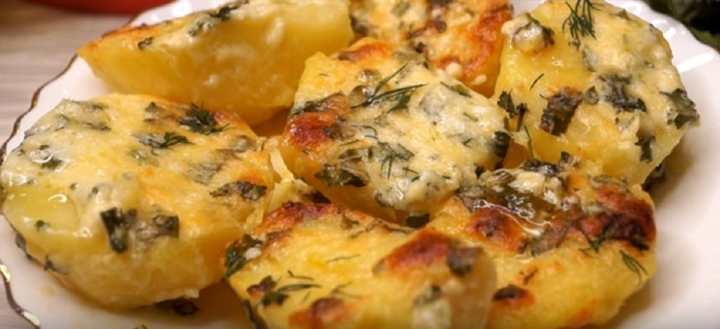 Garnitură delicioasă din ingrediente simple - Cartofi copți cu unt și usturoi