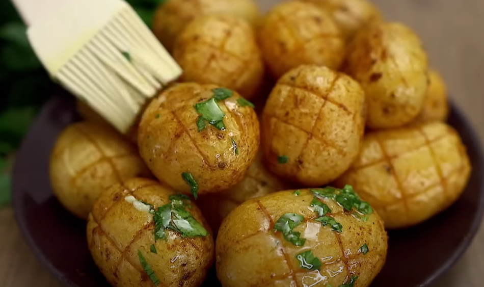 Cartofi copți cu unt și usturoi – Garnitură perfectă pentru orice fel de carne!