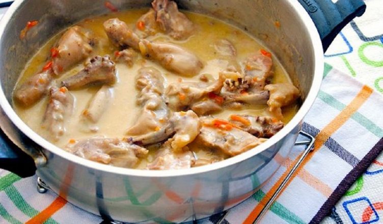 Ciulama de pui cu ciuperci - Rețetă explicată pas cu pas