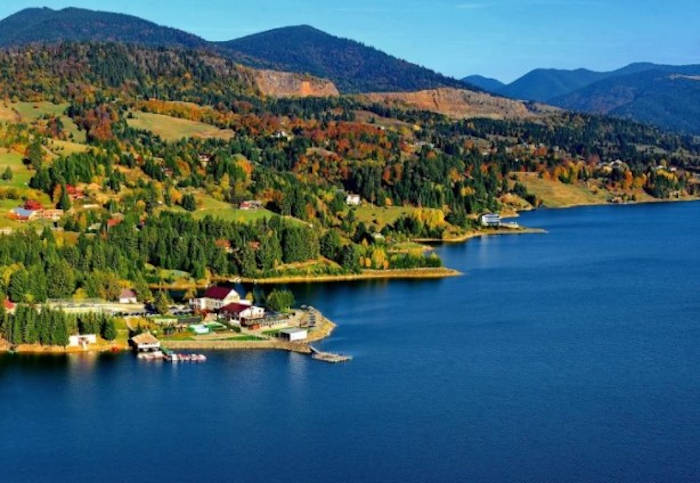 Noul Paradis Românesc. Stațiunea din munți cu plaje artificiale la 900 de metri altitudine care a fost numită "Marea de la Munte"