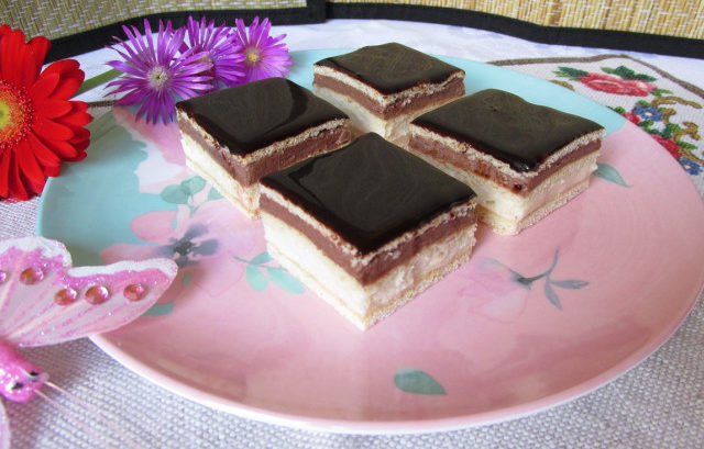 Prăjitură cu cremă fină și blat subțire. Foarte delicioasă!