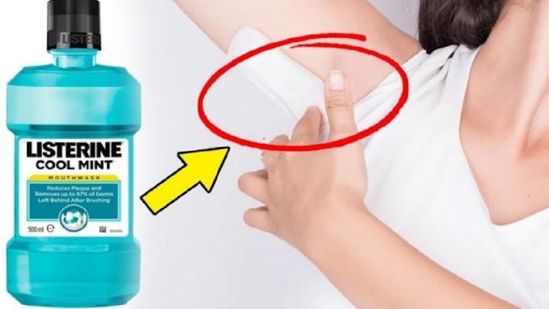 A turnat apă de gură Listerine pe o bilă de bumbac și și-a frecat axilele cu ea. După câteva minute