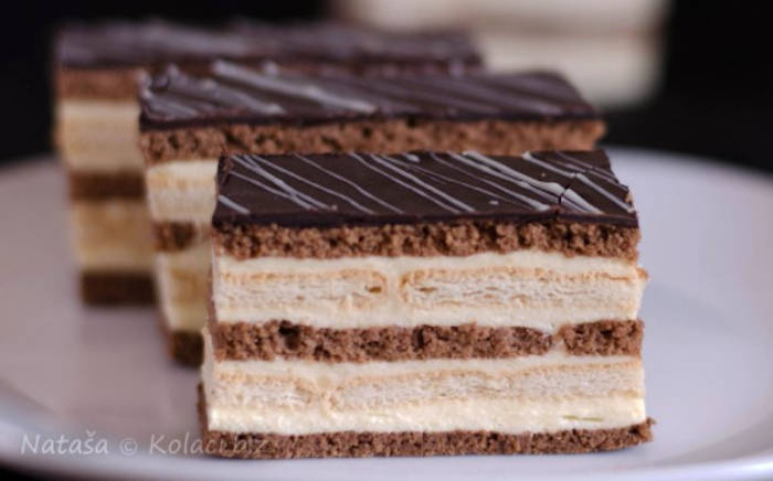 Prăjitură cu biscuiți și cremă de vanilie - un desert pe care îl pregătesc la fiecare masă festivă