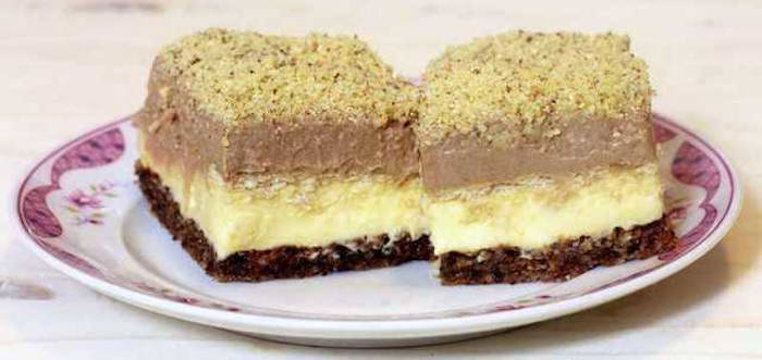 Prăjitură cu blat de nuci și multă cremă - un desert atât de bun încât se topește în gură!