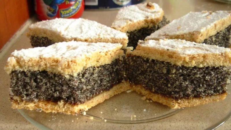 Prăjitură cu cremă de mac și blat pufos - Un adevărat deliciu!