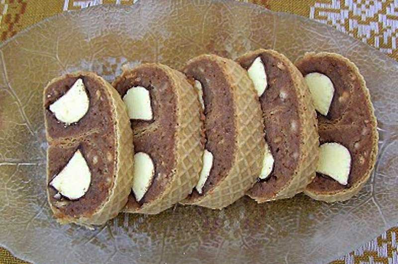 Prăjitură din foi de napolitane. Are un gust delicios și se prepară foarte ușor.