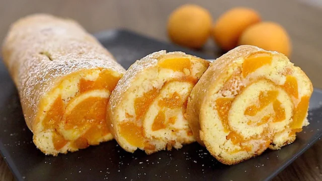 Ruladă delicioasă cu caise și aromă de vanilie – Perfectă alături de un ceai fierbinte!