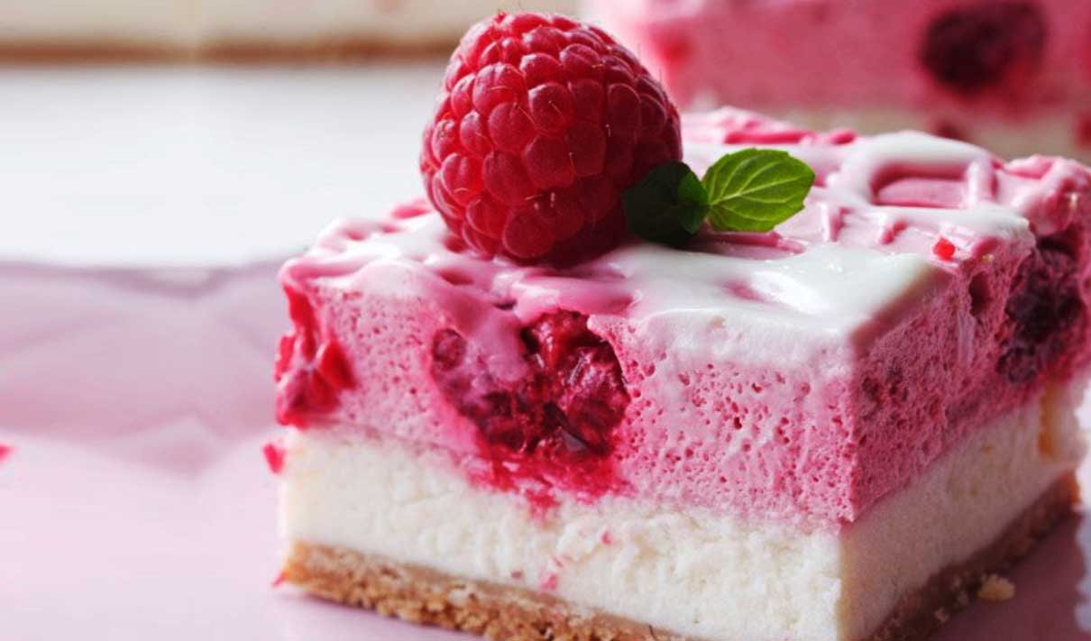 Prăjitură cu brânză și mousse de zmeură - un desert răcoros
