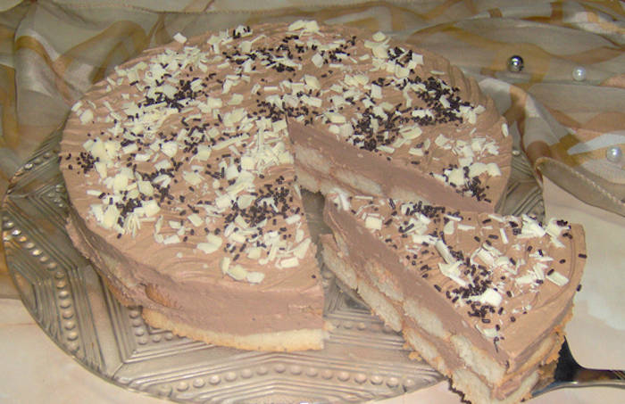 Tort cu pișcoturi și cremă de ciocolată - un desert gustos