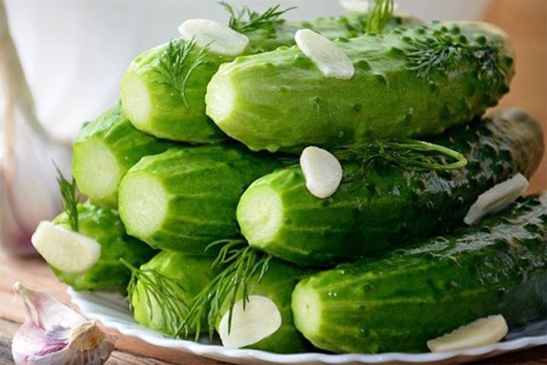 Sigur nu i-ai mai făcut așa - Castraveți murați în apă minerală