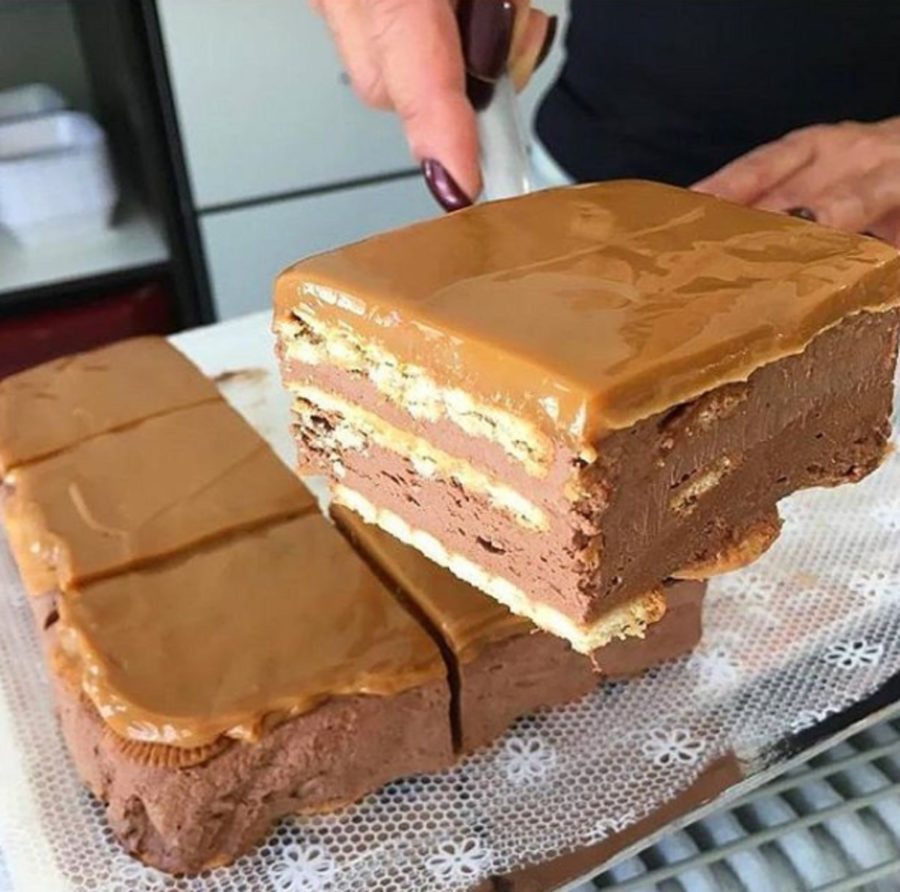 Prăjitură cu cremă de ciocolată și blat de biscuiți. Nu necesită coacere!