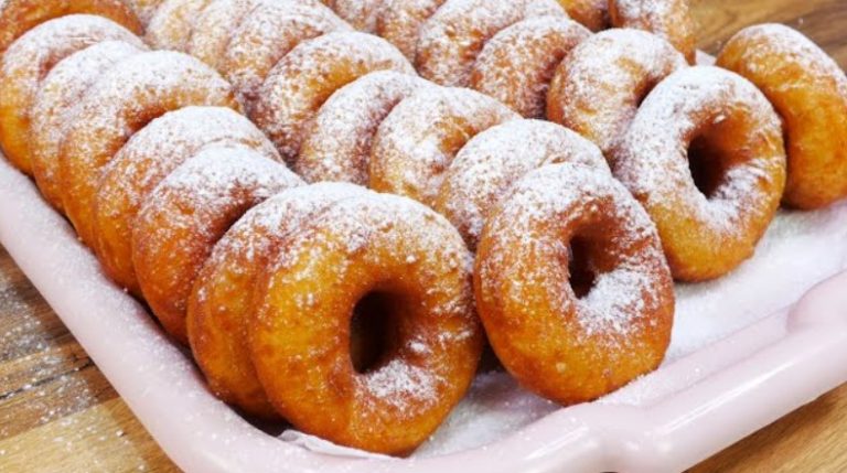 Așa se prepară cel mai simplu și gustos aluat de gogoși