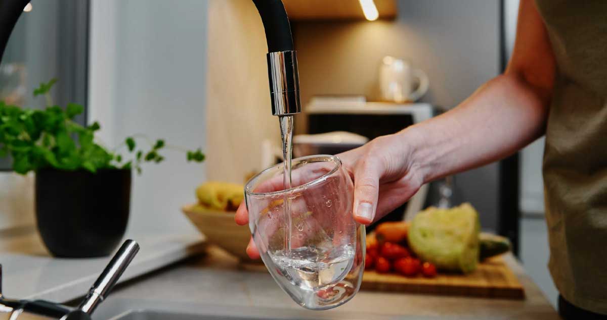 Apa îmbuteliată sau apa de la robinet: care este mai bună?