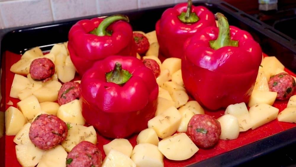 Cartofi cu ardei umpluți și chiftele la cuptor - O rețetă pentru întreaga familie
