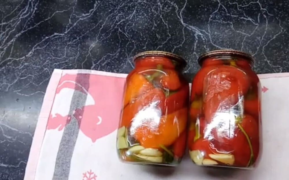 Ardei grași prăjiți în ulei și marinați cu pătrunjel la borcan - au o aromă plăcută și un gust delicios