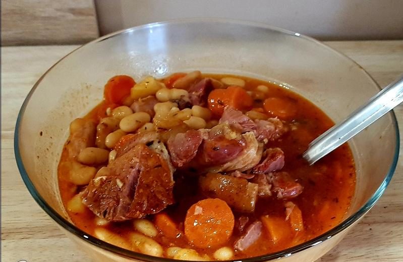 Gulaș cu carne de porc și fasole - Rețetă tradițională maghiară