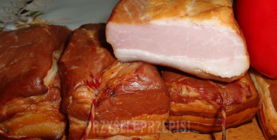 Bacon de porc (cu șorici) afumat: excelent pentru aperitive și nu numai