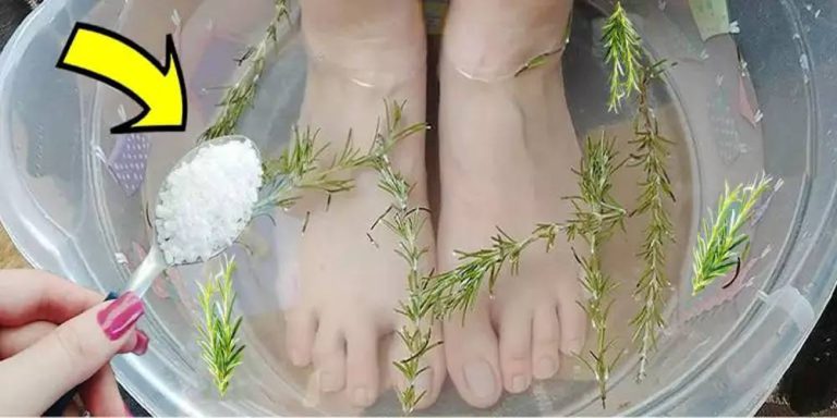 Rozmarinul și sarea grunjoasă - Amestecul ce previne umflarea picioarelor