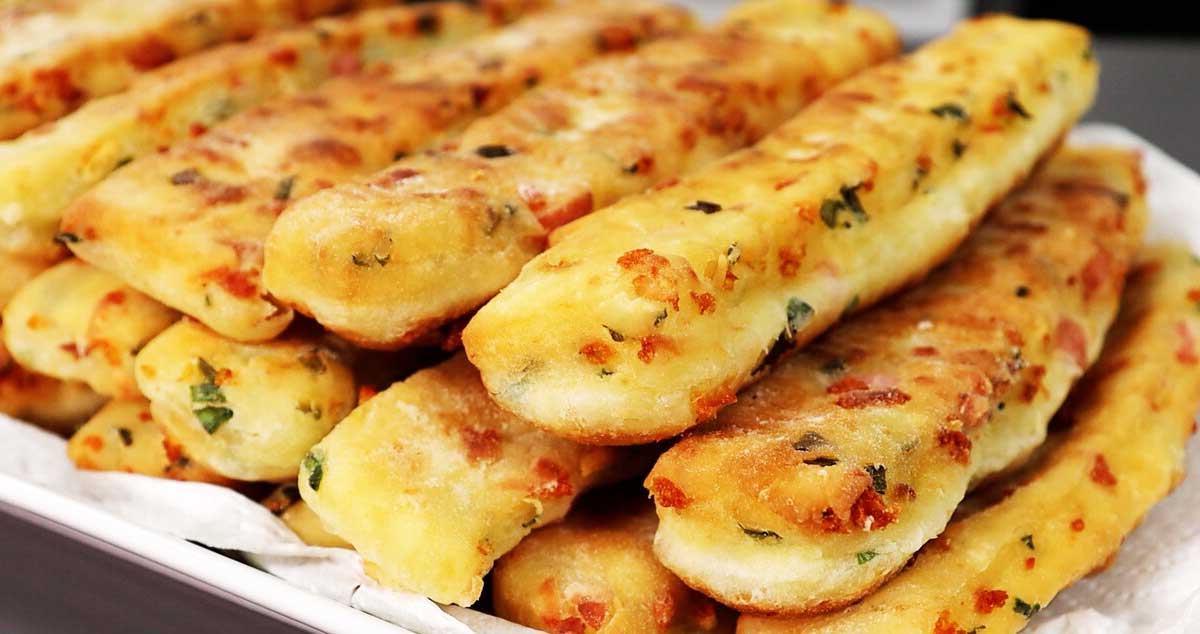 Bețișoare pufoase cu șuncă și ceapă verde – un aperitiv excelent și sățios