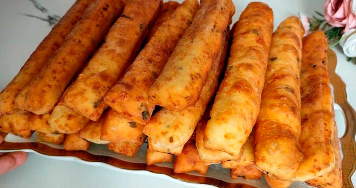 Batonașe pufoase cu brânză – aluat pe bază de chefir. O bunătate gata în doar 10 minute!