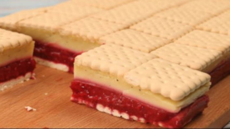 Budincă în 2 culori cu blat din biscuiți - O rețetă simplă și delicioasă