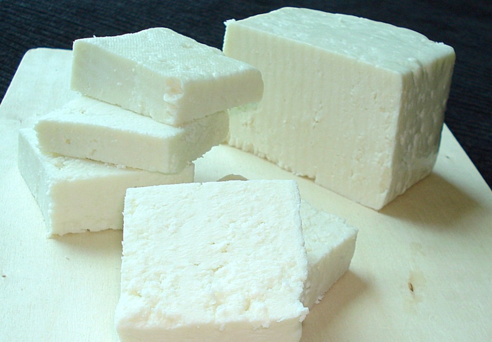 Brânză de vacă preparată în casă - o rețetă simplă și naturală