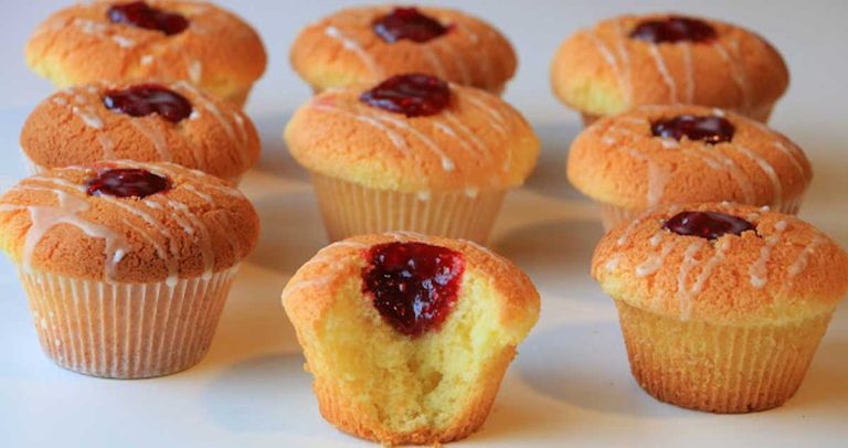 Brioșe pufoase umplute cu gem – cel mai ușor desert!