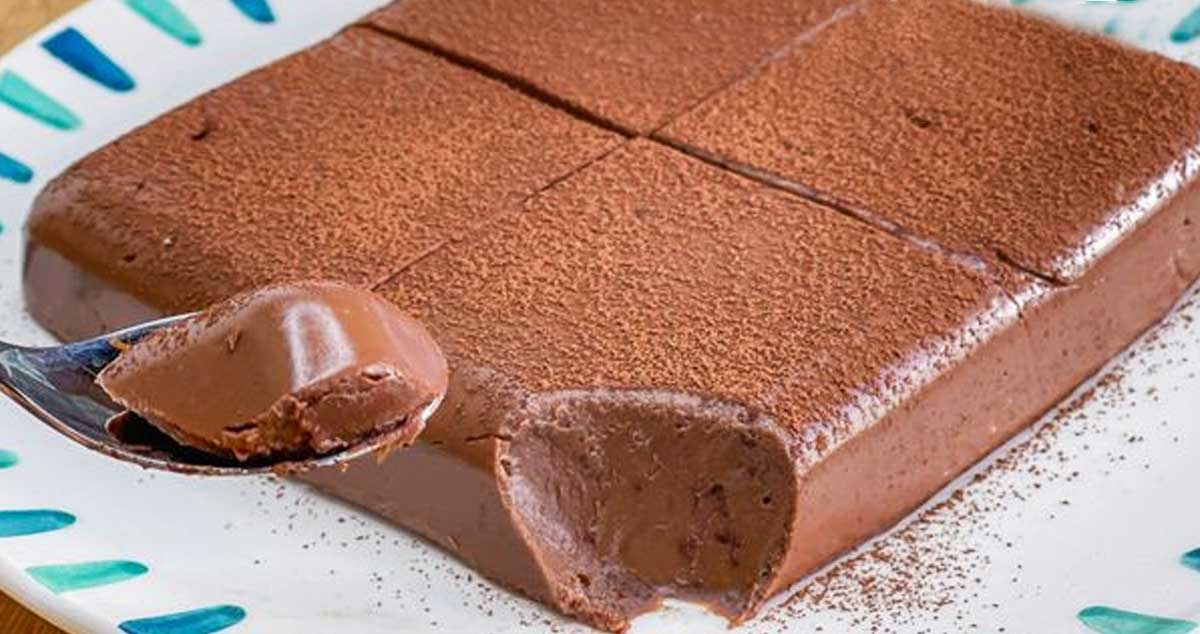 Desert cremos din budincă de ciocolată