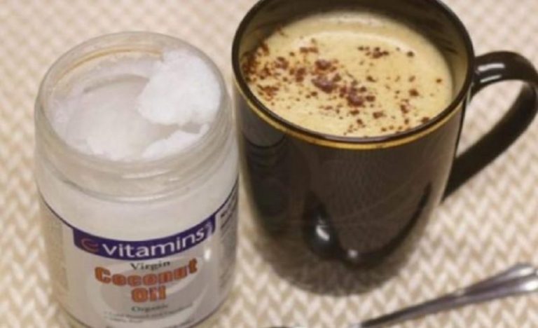 Sfat: Adaugă ulei de cocos în cafea. Nu doar că o face mai gustoasă
