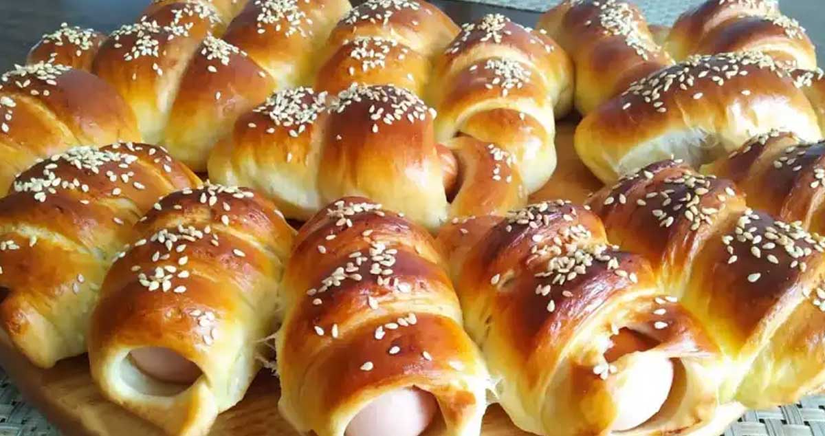 Cârnăciori în aluat pufos – o gustare rapidă și delicioasă!