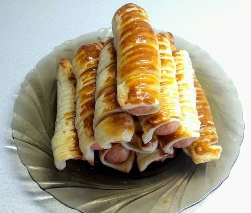 Cârnați în aluat foietaj - aperitiv gustos și rapid