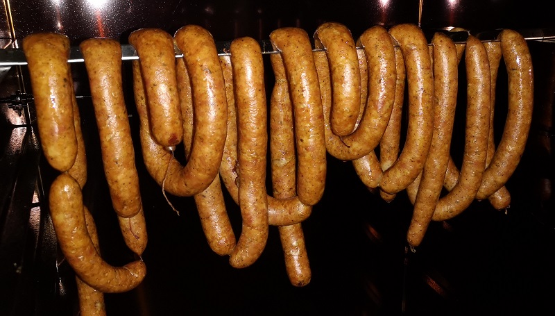 Cârnăciori de pui făcuți acasă – delicioși calzi și reci