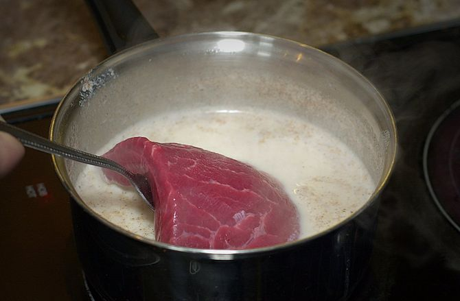 Carne fragedă: acesta este cel mai gustos mod de a găti carnea în lapte