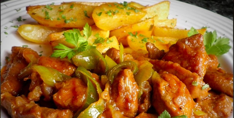 Carne de porc cu praz și cartofi la cuptor - un prânz perfect!