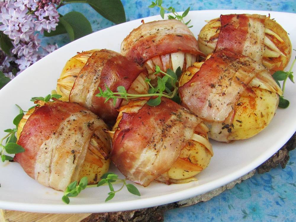 Cartofi înveliți în bacon și ceapă - o rețetă potrivită pentru o cină rapidă