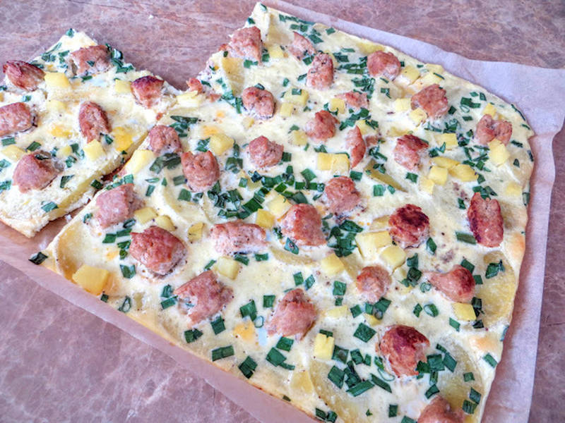 Cartofi cu cârnați la cuptor - o rețetă delicioasă pentru femeile care iubesc să gătească