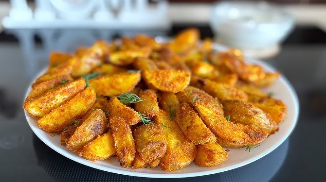 Așa se fac cartofii copți pentru a fi crocanți la exterior