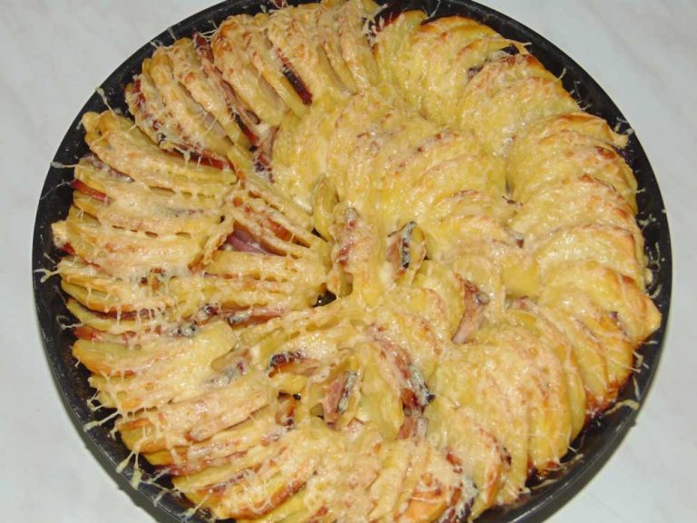 Cartofi la cuptor cu bacon și cașcaval - o idee minunată pentru un prânz apetisant