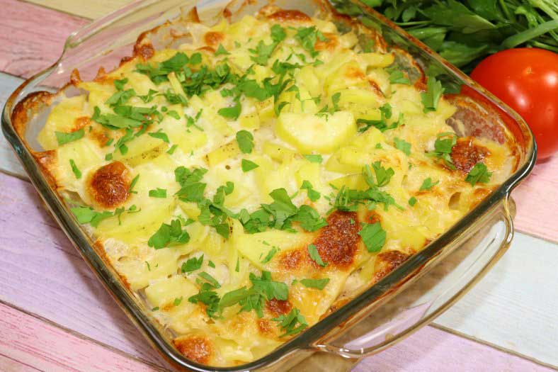 Cartofi la cuptor cu carne de pui și cașcaval – o bunătate!