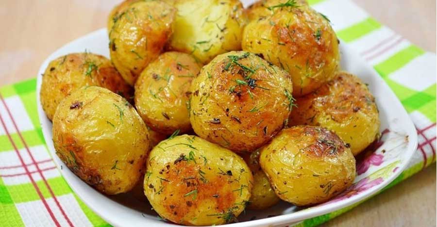 2 Rețete:  Cartofi Copți la Cuptor și Cartofi la Cuptor în Unt și Usturoi